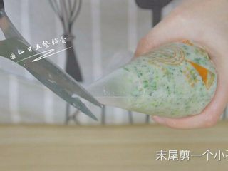 2、幼儿Q弹虾面 宝宝辅食，西兰花+芥兰,裱花袋末尾剪一个小孔。
