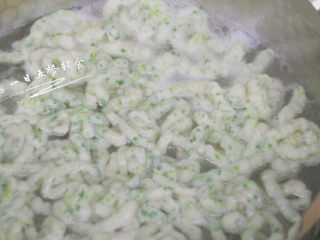 4、幼儿Q弹虾面 宝宝辅食，西兰花+芥兰,面糊全部滴完后，等水沸腾。沸腾后小火煮2分钟就可以吃了。