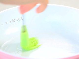 6、土豆嫩肉饼,不粘锅倒点油，用刷子刷匀。