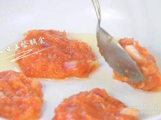 7、土豆嫩肉饼,用勺子将洋葱土豆泥放入锅中，开小火煎。