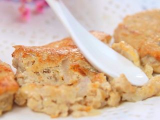 11、土豆嫩肉饼, 轻轻压一下，好多汁~~很软嫩的小饼。