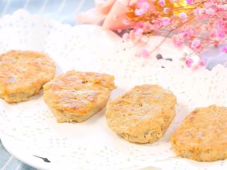 10、土豆嫩肉饼,食材给出的量做出了比巴掌小的饼16个。直接吃，夹在面包里吃，或者外面包2片生菜吃，都可以。