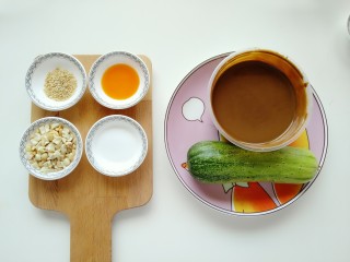1、麻酱面,准备上述所需食材：芝麻、辣椒油、花生碎、盐、麻酱、黄瓜。