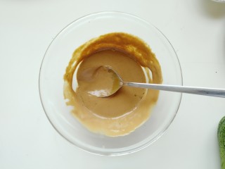 2、麻酱面,麻酱用水搅拌均匀，根据自己口味加入适量食盐，搅拌均匀。