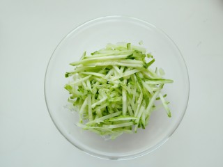 3、麻酱面,黄瓜洗净，切丝备用。