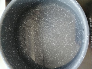 4、麻酱面,开火起锅倒入凉水煮沸。