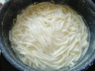 5、麻酱面,水开后，加入适量面条。