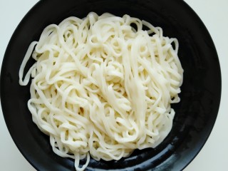 6、麻酱面,面条煮好后，一定要过凉水投凉。