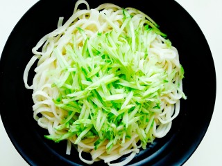7、麻酱面,在过凉水后的面条上放入提前切好的黄瓜丝。