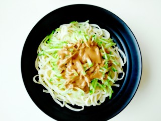 8、麻酱面,淋上搅拌好的麻酱。