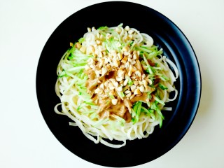 9、麻酱面,撒上准备好的花生碎、芝麻、辣椒油。