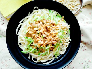 10、麻酱面,一碗简单快捷美味的麻酱凉面就完成了。