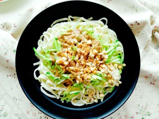 11、麻酱面,每一口让你吃到口里都伴着黄瓜的清香、芝麻、麻酱、花生碎还有辣椒油的香，每一口都让你唇齿留香，回味无穷。