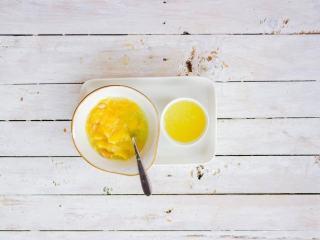 2、柠檬塔,我想得到浓郁的柠檬风味但不想直接将柠檬皮屑加入甜点中,可以用以下方式:用食用盐清洗柠檬外皮的霜蜡后,两颗柠檬榨汁,外皮切片后浸泡在80ml左右的纯净水中,待使用时过滤所得柠檬水在进行称量