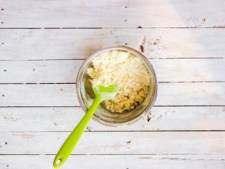 5、柠檬塔,借助刮刀划“1”字混合黄油与粉,呈现出细碎的颗粒状后即可,不要过度