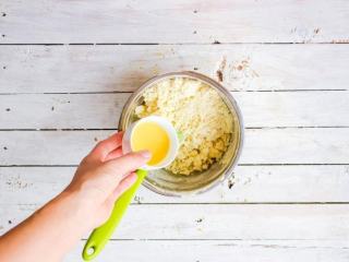 6、柠檬塔,柠檬水+蛋黄混合均匀后倒入粉油颗粒物中