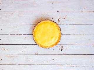 18、柠檬塔,烘烤后的热塔皮很酥脆,建议冷藏食用前再脱模(个人觉得冷藏后取出回温在食用口感最佳)