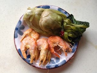 1、虾干冬腌菜,准备好食材,这个冬腌菜是我妈妈自己腌制的,咸淡适中