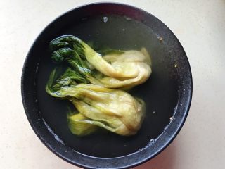 2、虾干冬腌菜,把冬腌菜泡水洗净