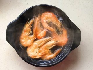 3、虾干冬腌菜,虾干用热水浸泡