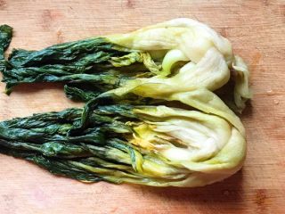 4、虾干冬腌菜,把洗净的冬腌菜平铺在案板上