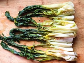 5、虾干冬腌菜,先切成条