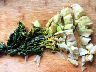 6、虾干冬腌菜,再切断即可