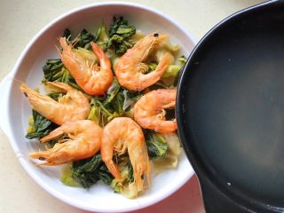 9、虾干冬腌菜,倒入浸泡过虾干的水