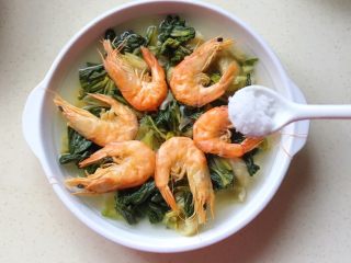 10、虾干冬腌菜,撒一点盐,撒多少按腌菜的咸淡度决定