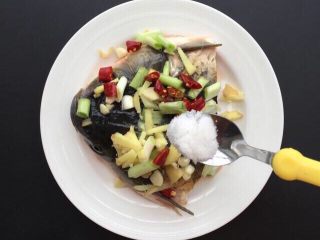 5、双色剁椒鱼头,盐小半勺