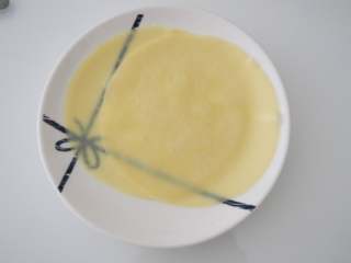 7、香蕉班戟卷,做好的面皮在盘中晾凉。