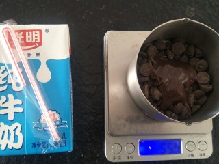 2、像布朗尼的浓郁巧克力蛋糕(无油全蛋),巧克力推荐使用黑巧克力55%的。50克巧克力50克牛奶。