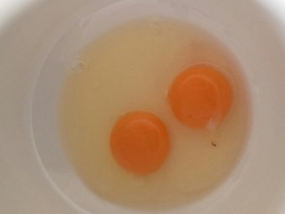 5、像布朗尼的浓郁巧克力蛋糕(无油全蛋),碗里打两个鸡蛋。这次用全蛋法。