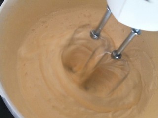 8、像布朗尼的浓郁巧克力蛋糕(无油全蛋),鸡蛋液整体变得粘稠,提起打蛋器纹路不会马上消失。。