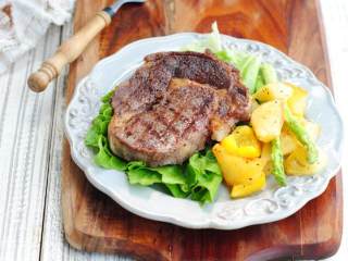 7、黑椒煎牛排,牛排煎好以后不要马上去切，静止2、3分钟，让牛排里的汁水吸收回肉里，这样口感更好。