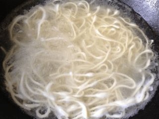 1、黯然销魂炒面,大锅放足量水,大火煮沸,下入面条;