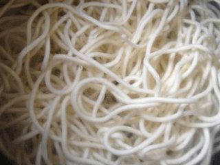 2、黯然销魂炒面,水沸后倒入一小碗冷水.盖盖再次煮沸后关火捞出;