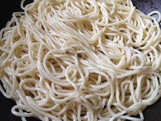 3、黯然销魂炒面,捞出的面条浸于冷水中,再捞出沥干水份;