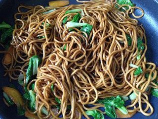 6、黯然销魂炒面,加一点点盐和少许糖调味,加入焯水后的小青菜,不断拔炒至面条微焦即可.