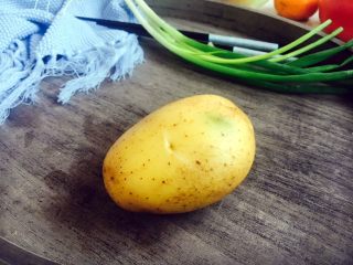 1、#圆土豆# 蒜子烧土豆,土豆君