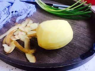 2、#圆土豆# 蒜子烧土豆,把土豆皮削去。