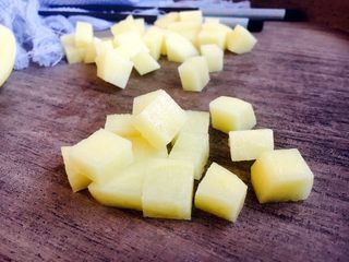 3、#圆土豆# 蒜子烧土豆,把土豆切成骰子大小的丁。