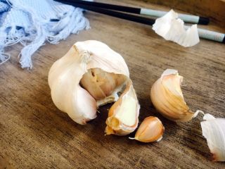 4、#圆土豆# 蒜子烧土豆,大蒜掰为一瓣一瓣的。