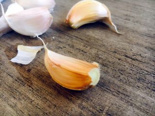 5、#圆土豆# 蒜子烧土豆,把蒜的头部剪下去，放在水里泡10分钟，这样剥皮很容易。