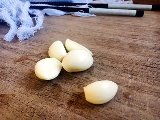 6、#圆土豆# 蒜子烧土豆,把蒜皮剥去。