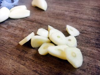 7、#圆土豆# 蒜子烧土豆,把蒜切成片。