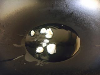 8、#圆土豆# 蒜子烧土豆,锅里放适量的油，放入少许蒜煸香。