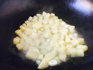 9、#圆土豆# 蒜子烧土豆,放入土豆。