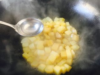 11、#圆土豆# 蒜子烧土豆,放入50ml的水，大火烧开。