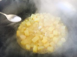 12、#圆土豆# 蒜子烧土豆,烧到5成熟是放入适量的盐。